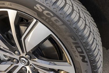 Alle udgaver af Volvos elbiler kommer nu med helårsdæk som standard. De er af mærket Pirelli, men vi kender endnu ikke egenskaberne.