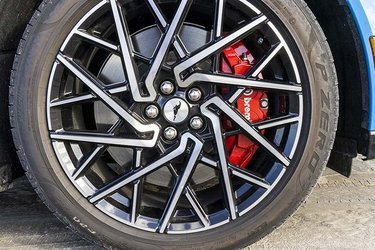 20-tommerfælge og Brembo-bremser er sammen med variable MagneRide-støddæmpere en del af forklaringen på bilens gode køreegenskaber.