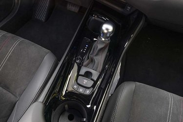 Der er automatgear i alle hybrid-udgaverne af C-HR, hvilket p.t. vil sige alle C-HR, der sælges i Danmark. Selve gearskiftet er af den gammeldags type, der ikke automatisk går i ”P”, når du slukker bilen. 