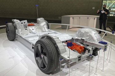 Bilens platform er udformet som et skateboard og er konstrueret i aluminium med forstærkninger i genbrugt kulfiber.