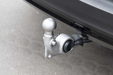 Volvo C40 må trække op til 1.800 kg – og 750 kg, hvis påhængsvognen ikke har bremser. Et smart anhængertræk vipper elektrisk ud.