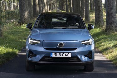 1. Forfra Volvo C40 har fået en lidt ændret front i forhold til XC-familien. Nyt er matrix-forlygter og en ensfarvet kølergrill.