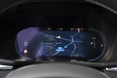 Instrumenthuset er helt digitalt, og man kan som her få vist navigationskortet i midten. Der er dog små irriterende fejl – f.eks. kan man ikke se, i hvilken side tankdækslet sidder, og hastigheden vises lidt uden for synsfeltet til venstre.