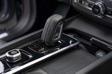 Gearstangen er elektronisk og går selv i P, når turen afsluttes. Man kan vælge mellem D og B, hvor sidstnævnte medfører, at elmotoren bremser bilen til stilstand, når man slipper speederen. Det er rart at køre med.