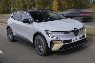 Mégane E-Tech bliver første bil med det nye Renault-logo i fronten. LED-lygterne er flot integreret i den vindglatte front.