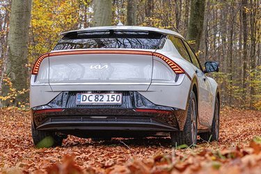 Designet af Kia EV6 indeholder masser af overraskende detaljer. Det ses bl.a. ved baglygterne, der går hen over hele bagendens bredde. Desværre har designet ikke givet plads til en bagrudevisker. Den savnede vi ofte.