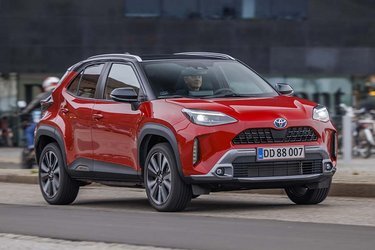 Yaris Cross har som mange nye Toyota-modeller et meget spændende og formfuldendt design. Klart en bil, som skiller sig ud i bybilledet.