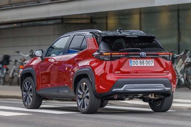 Yaris Cross er baseret på samme platform som minibilen Yaris. Den er 24 cm længere, men også 9 cm højere og 2 cm bredere. 