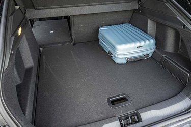 Bagklappen åbner oppe fra taget som i en hatchback, og der er et pænt stort bagagerum på 480 liter. Under det høje gulv er der et ekstra opbevaringsrum.
