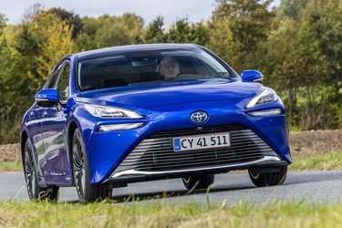 Toyota Mirai er kommet i en ny generation, hvor det ydre design ser flot og præsentabelt ud modsat den tidligere generation, der havde linjer, der mildest talt så spøjse ud.