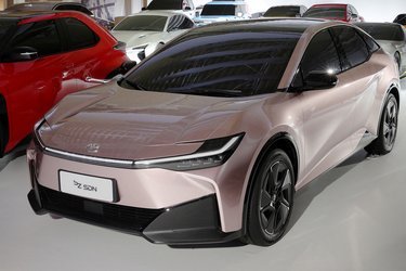 Toyota SDN kaldes en sedan, men ligner en femdørs Corolla, måske lidt større.