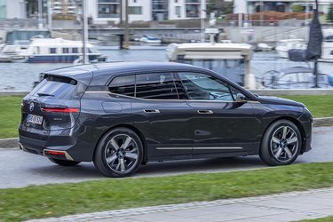 BMW iX er mærkets største elektriske SUV, og den er næsten fem meter lang. Den placerer sig mellem deres traditionelle X5- og X7-modeller. 