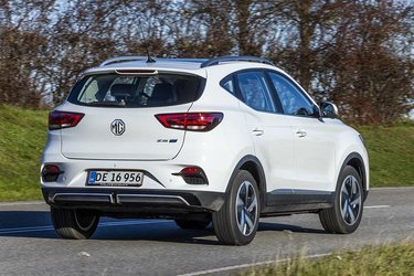 MG ZS er en ret høj elektrisk SUV i mellemklassen med fem døre, tagræling og et pænt stort bagagerum.