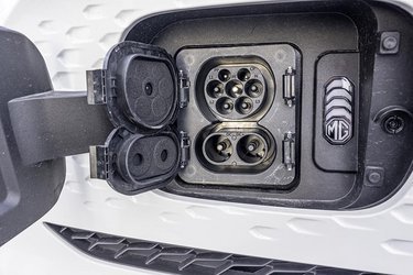 Ladestikket er placeret i fronten bag en sidehængslet låge. Der er trefaset 11 kW-lader til hjemmebrug og DC-lader til lynladning på farten med i teorien op til 92 kW. Indikatoren til højre viser omtrent hvor meget strøm, der er kommet på batteriet.