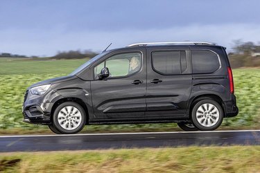 Denne topudgave af Opel Combo-e er udstyret med tagrælinger, tonede ruder og 16-tommers letmetalfælge.