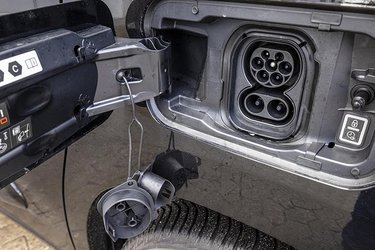 Ladestikket er placeret foran venstre baghjul, og der er et trefaset stik til en 11 kW-ladeboks derhjemme, mens man på farten kan lynlade med op til 100 kW. Vi målte dog kun en gennemsnitlig effekt på 68 kW.