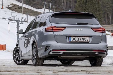 Bagtil er Kia Ceed opdateret med nyt logo, LED-baglygter og de to snyde-udstødningsrør nederst i begge sider.