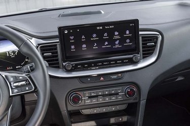 Den store skærm i midten giver et godt overblik over bilens funktioner. Menuerne er på dansk, men Apple CarPlay/Android Auto er ikke trådløst her.