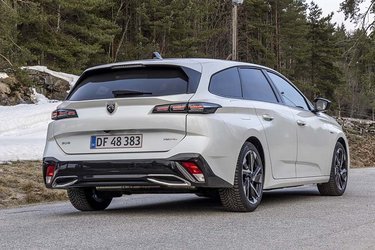 Bagenden af bilen er præget af det Peugeot-logo, der sidder i midten mellem baglygterne, der er af LED-typen.