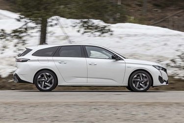 Peugeot 308 fås både som femdørs hatchback og som stationcar (billedet). Som stationcar er akselafstanden øget med ca. seks cm, og det øger pladsen i bilen betydeligt.