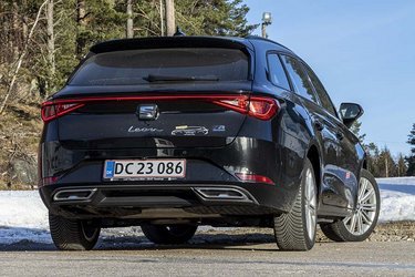 Baglygterne er af LED-typen, og er forbundet af det smalle røde LED-bånd under bagruden. det giver bilen et moderne udseende, og gør den let genkendelig i trafikken.