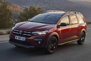 Dacia Jogger fremstår mere stationcar-agtig end forgængeren Lodgy, og har fået et ret solidt design. Desværre har bilen fået det bedagede Dacia-logo i stedet for det mere moderne, der blev lanceret i 2021.