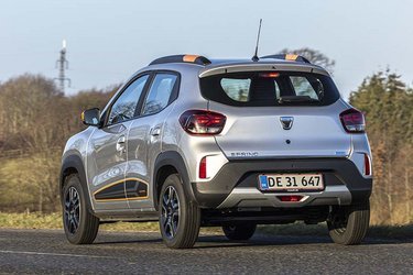 Dacia Spring er Danmarks billigste elbil. Den er bygget i Kina, og er desværre ikke opdateret til europæisk standard.