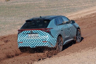 Elbilen er udstyret med flere køreprogrammer, som gør den ekstra god til offroadkørsel. Det fik vi demonstreret på en bane med både jordkørsel, mudderbad, bakker og bump.