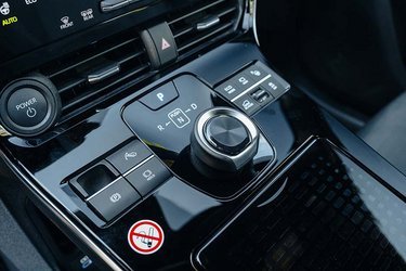 Gearvælgeren er udformet som en drejeknap mellem forsæderne, og den er let at betjene. Til højre herfor er knapper til aktivering af de særlige offroad-egenskaber.