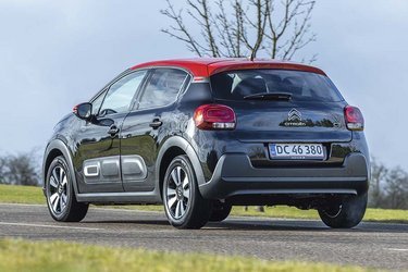 Citroën C3 har et flot og grovkornet ydre med de såkaldte ’airbumps’ på siderne og skærmkanter af sort plastic. Det giver bilen et næsten SUV-agtigt udseende.