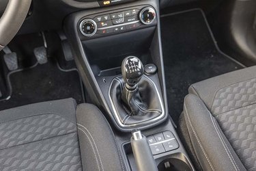 Der er et sekstrins manuelt gear i Ford Fiesta.