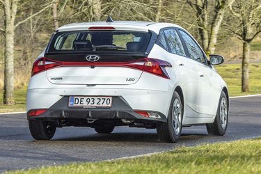 i20 er en yderst vellykket minibil med masser af plads og et pænt udstyrsniveau. Baglygterne er ret markante.