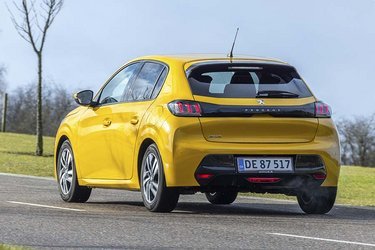 Peugeot 208 har et frisk design med markante LED-lygter både for og bag. Denne gule farve er i øvrigt den eneste, der ikke koster ekstra.