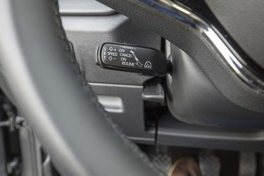 Fartpiloten styres fra en konsol bag rattet. Den adaptive fartpilot som her på billedet er ekstraudstyr til 5.395 kr.