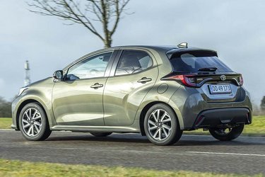 Toyota Yaris er en vellykket minibil. Den er mest kendt som en hybridbil, men er her testet i en udgave med en 1.5-liters benzinmotor og manuelt gear.