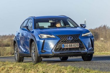 Lexus UX 300e er første elbil fra det japanske luksusmærke. Der er tale om en lækker bil med en noget utidssvarende el-teknik til priser fra 372.500 kr.