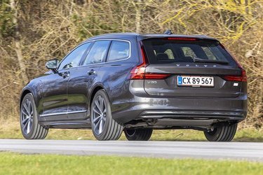 Volvo V90 T8 har fået et større batteri og kan nu køre væsentlig længere på en opladning. Dermed kan plugin-hybriden køre grønt i en langt større del af tiden.