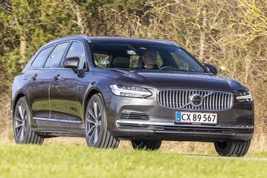 Den store Volvo V90 har efterhånden mange år på bagen, men den opleves stadig som en moderne og velfungerende bil. Ikke mindst forlygterne er med til at gøre køreoplevelsen om natten til noget særligt.