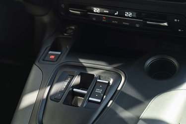 Den lille vippekontakt mellem forsæderne er gearstangen. Herfra styres kørselsretningen, og bilen går selv i P, når en dør åbnes, eller når man trykker stop. Drive Mode-knappen styrer kørselsprogrammet og herunder motorens maksimale effekt, der varierer mellem 80, 110 og 136 hk i programmerne Eco, Normal og Sport.