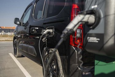 ë-Berlingo kan lades med 11 kW fra en trefaset lader, og det betyder ladetider hjemme på under fem timer. På farten kan den lynlades med op til 100 kW, og så kan den lades fra 0 til 80 procent på en halv time.