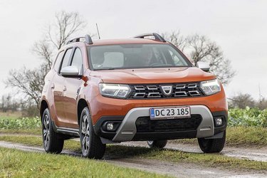 Der er LED-kørelys, men selve forlygterne er ikke med LED-teknik. Topmodellen Prestige kan genkendes på de delvis sølvfarvede tagbøjler.