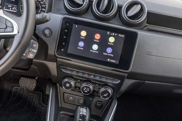 Topmodellen Prestige har denne 8”-skærm, hvor der er trådløs app-forbindelse til både Android- og Apple-mobiler. Bemærk, at den har USB-stik og ikke den nyere USB-C-standard. 