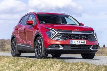Kia Sportage er kommet i en helt ny generation, der byder på alt i den mest moderne teknik, man forventer i en ny bil. Her er det plugin-hybriden med firehjulstræk og 265 hk, vi har testet. De karakteristiske LED-kørelyslygter giver bilen et moderne udtryk og gør den let genkendelig.