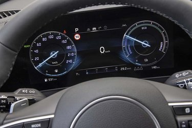 Det digitale instrumenthus er flot udformet, og man kan skifte mellem tre indstillinger. Her har vi under seneste køretur kørt 29,2 km pr. liter i gennemsnit plus den strøm, der er anvendt.