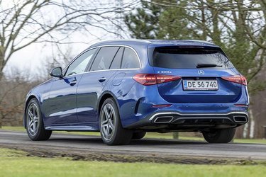 Du kan vælge plugin-hybrid enten som sedan eller som stationcar. Merprisen er 10.000 kr. Som sedan kan du også vælge firehjulstræk, det kan ikke fås til stationcaren p.t.