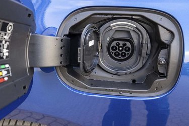 Med et batteri på 25 kWh, så kræver det meget strøm for at lade batteriet op. Heldigvis kan C-klassen lade med 3-faser, så en fuld opladning tager 2-3 timer. 