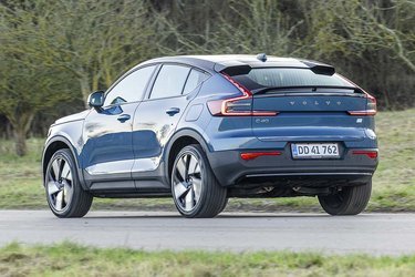 De nærmest skulpturelle LED-baglygter giver bilen et flot design. Lygterne er tændt både dag og nat, hvilket er et stort plus.