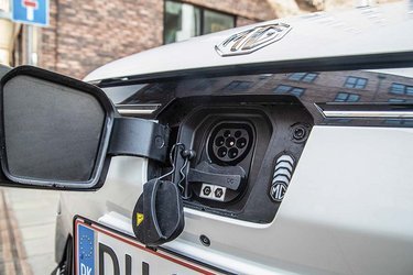 Ladeporten er placeret i fronten, og hjemme kan man lade med op til 11 kW, mens man på farten kan DC-lade med op til 87 kW. En opladning hjemme tager 5,4 timer, mens en lynladning tager 40 minutter fra 0 til 80 procent.