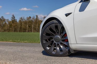 20" fælge er standard på Performance-udgaven af Model 3. Men fælgene er bredere end dækket, så de får let skader på eksempelvis kantsten. 