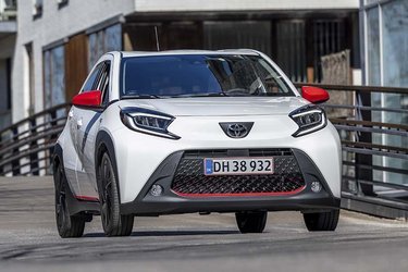 Toyota Aygo X er en mikrobil med et SUV-lignende ydre. Store plastpaneler rundt om hjul og langs dørpaneler giver bilen et friskt design, og dens højde giver en god køreposition.